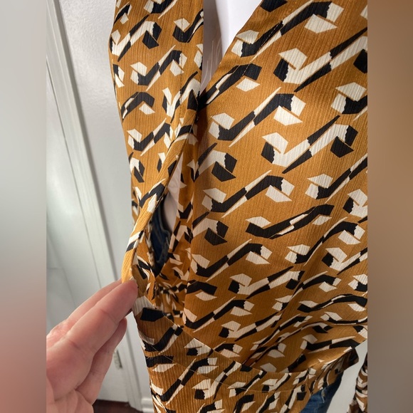 PLEIONE NWOT L Stylish Gold Brown Carmel Abstract Patterned Women's Top - Picture 3 of 13